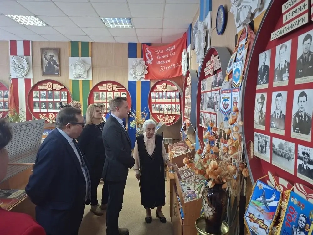 Школьный музей Боевой Славы посетили почетные гости.