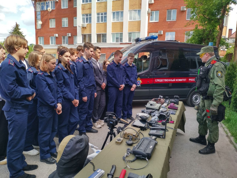 Рязанские следователи-криминалисты организовали для школьников выставку криминалистической техники.
